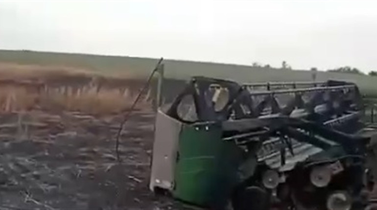 На Херсонщині окупанти атакували дроном комбайн: вигоріло поле (відео)