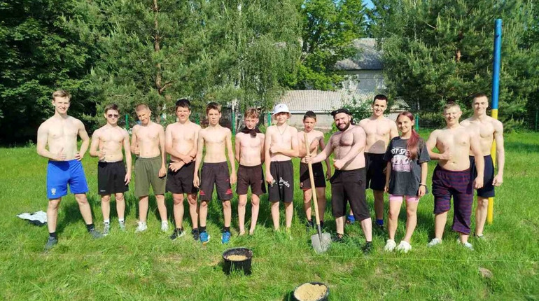 На базі ДЮКФП облаштували вуличний спортивний майданчик для гри у волейбол