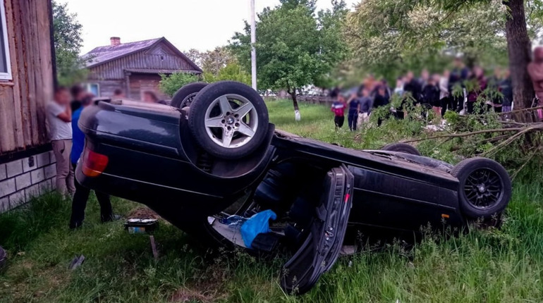 Врізалась в електроопору і паркан: у Сарненському районі неповнолітня дівчина перекинулась на авто