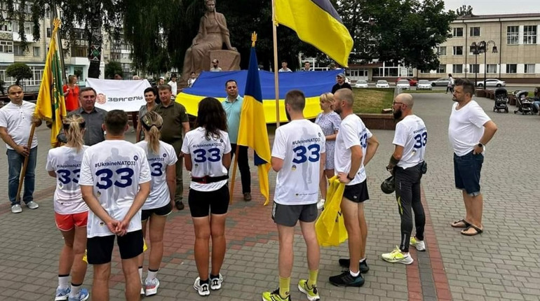 Учасники марафону "Я піднімаю прапор за Україну в НАТО!" у Звягелі
