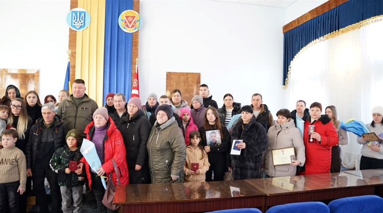 Родинам полеглих воїнів вручали нагороди присвоєні посмертно