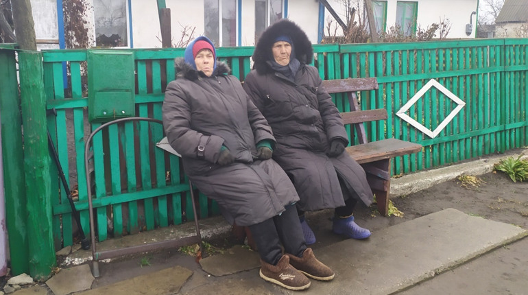 «Питну воду купую в магазині, а щоб помитись – очікую на дощ»: як живуть у Максимівці
