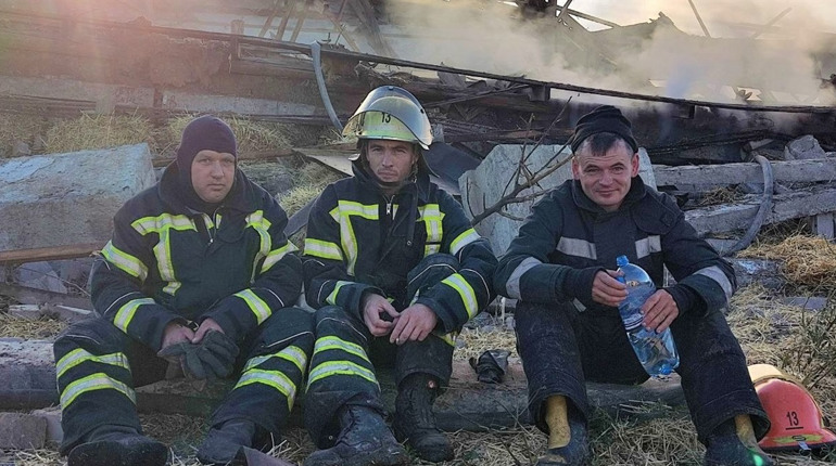 Завжди думаєш, чи не прилетить слідом ще ракета: біляївські рятувальники про роботу в часи війни