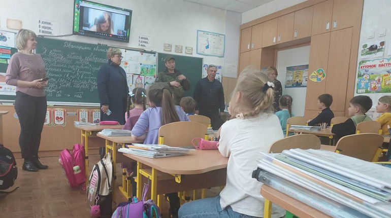 Подарунки до Великодня: гімназисти зібрали для бійців гостинці