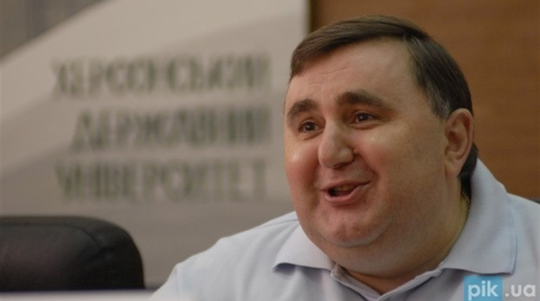 9 років без Олега Мішукова. Ми зібрали яскраві фото ректора херсонського університету та митця