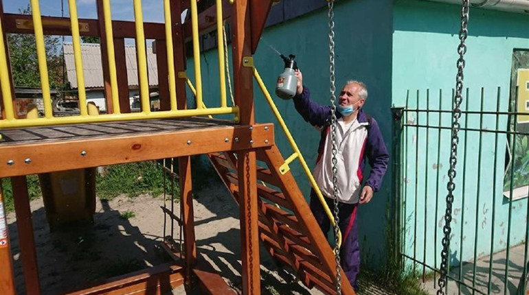 У Фастові дезинфікують дитячі майданчики, стадіони поки закриті