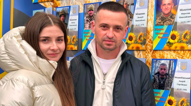 У Старокостянтинові вперше звільнений з полону військовий зняв свій портрет з Алеї Незламних