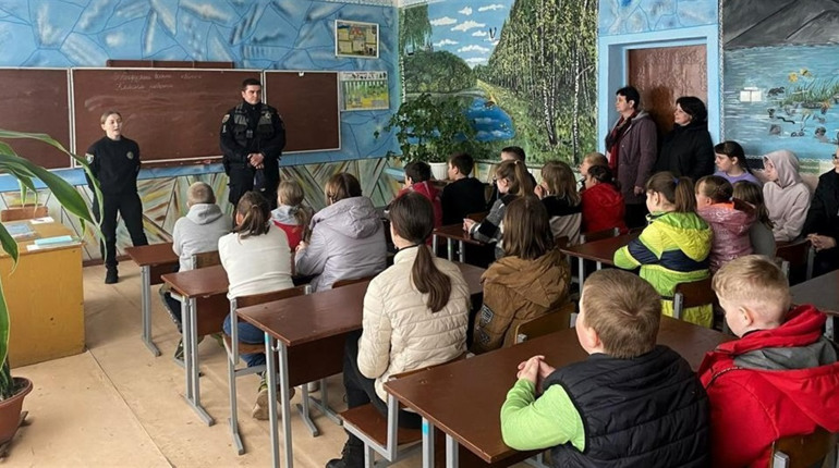 Поліцейські провели в Тучному пізнавальний урок щодо протидії булінгу