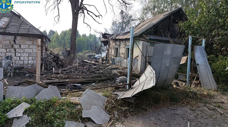 Росіяни скинули авіабомби на Шосткинський район, у власному домогосподарстві загинула жінка