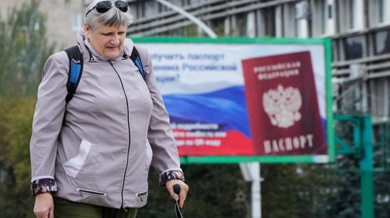 Примусова паспортизація. На Луганщині окупанти почали видавати бюджетникам картки резидентів РФ