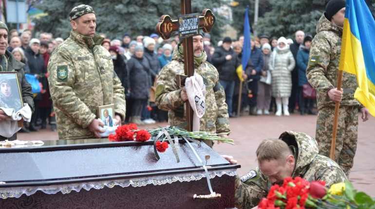 Війна забрала батька в маленької дівчинки: южноукраїнці попрощалися з воїном Олександром Колесником