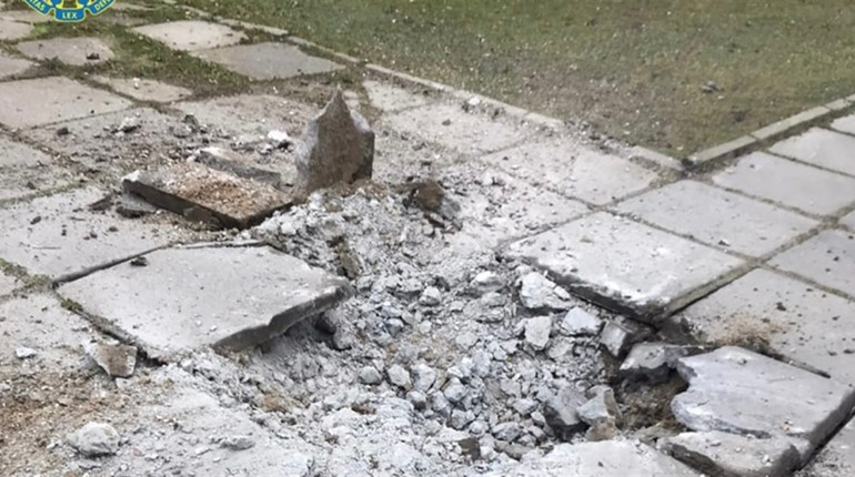 Росіяни знов обстріляли Херсон: ворожий снаряд влучив поблизу супермаркету