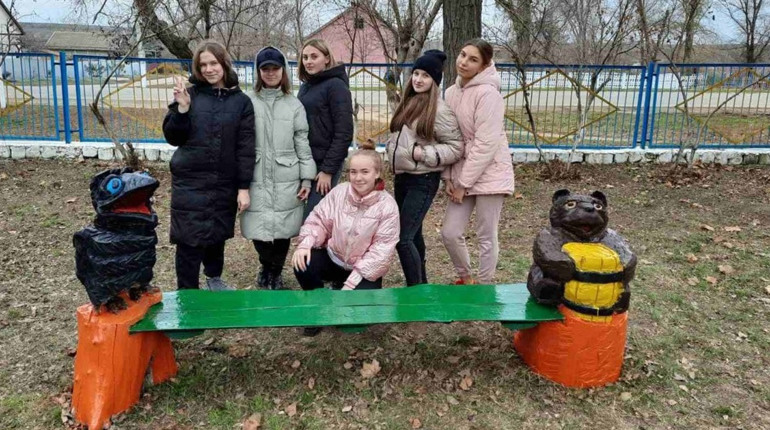 Молодь з різних населених пунктів громади допомагала облаштувати місця відпочинку один одному