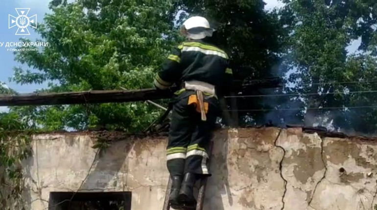 У Шостці у Садовому мікрорайоні горів нежитловий будинок