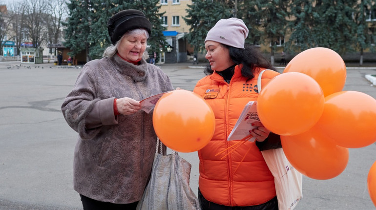 У Первомайську пройшла акція «Стоп насильству»: зверніться до мобільних бригад, якщо ви в біді