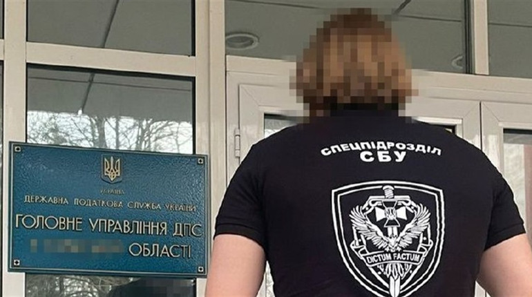 СБУ і ДБР затримали на хабарі одного з керівників податкової служби Сумської області