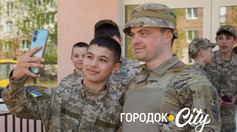 Зустріч з Героєм України. До Городоцького ліцею №4 завітав старший лейтенант ЗСУ Дмитро Чавалах