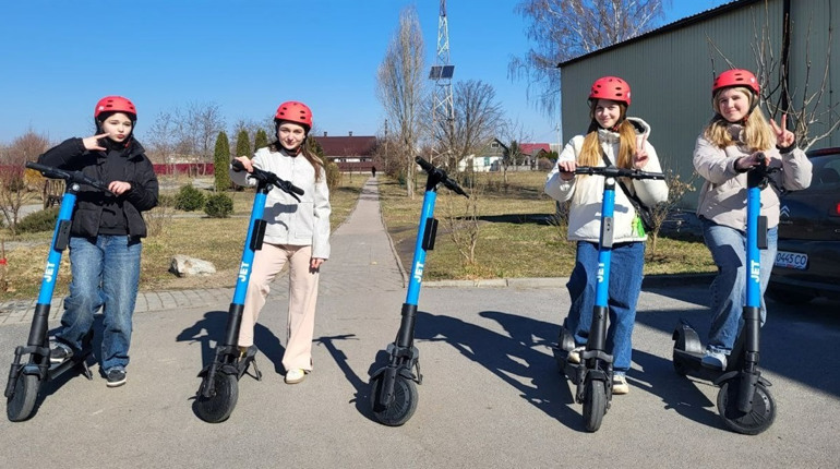 Звягель: школярі навчаються безпечному керуванню електросамокатами