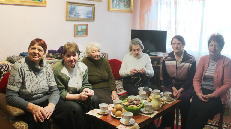У Городку запрацював жіночий клуб в'язальниць. Пенсіонерки в’яжуть шкарпетки для бійців під Бахмутом