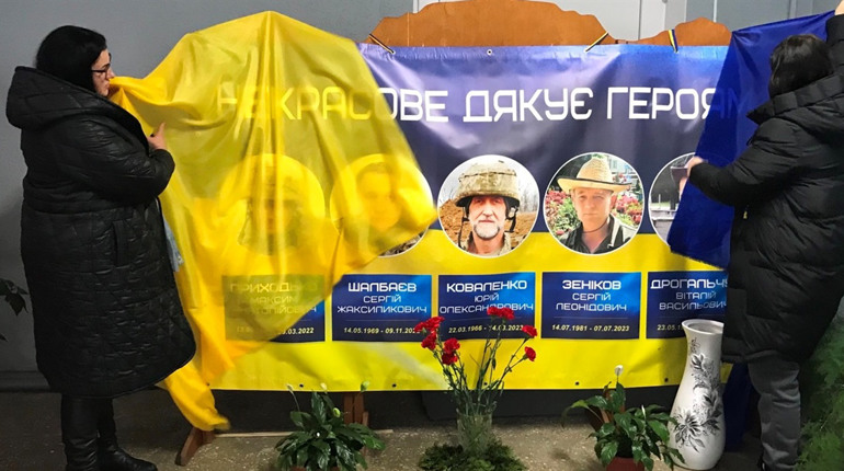 У селі на Глухівщині відкрили меморіальні дошки у памʼять про загиблих Героїв.