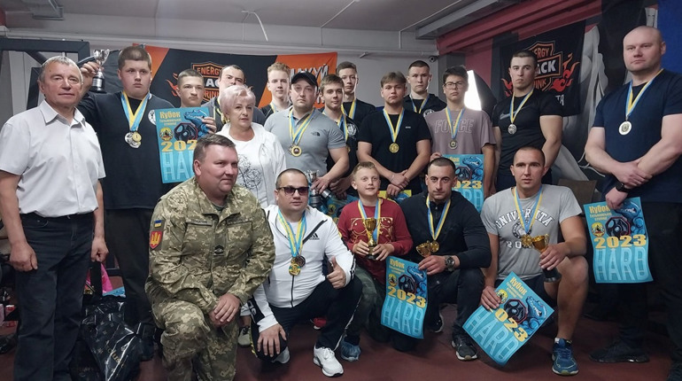 Кубок Гетьманської столиці. Як у Глухові пройшов чемпіонат із жиму лежачи, де збирали гроші для ЗСУ