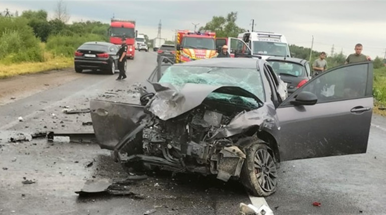 Стали відомі подробиці страшної ДТП у Калуші: загибла жінка, троє у лікарні