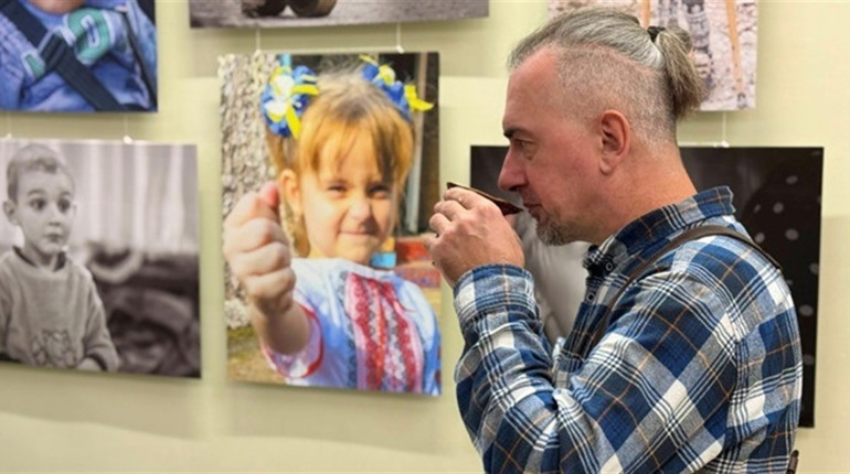 Фотограф, музикант, будівельник: Дмитро Скороходов відкрив власну виставку в Первомайському музеї