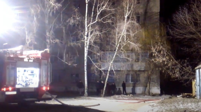 Рятувальники ліквідували пожежу на вул. Горького у Шостці (відео)