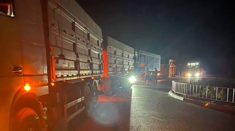 Біляївська самооборона вночі затримала у місті три вантажівки. Вага була вище норми у 7,5 раз. Відео