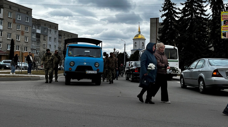 Барська громада провела в останню путь воїна та Героя Леоніда Бевзюка