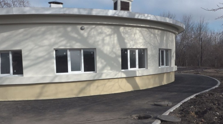 У Лозовій на 70% відновили зруйновану під час обстрілу каналізаційну насосну станцію. Що зробили