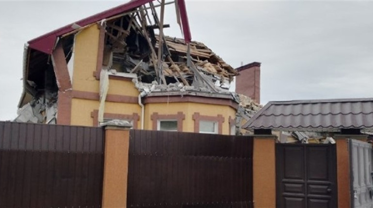 Сватове потрапило під ракетний обстріл. Постраждав приватний будинок відомого фермера