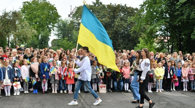 Донати замість квітів: у школах Дрогобича 1 вересня збиратимуть гроші нашим захисникам