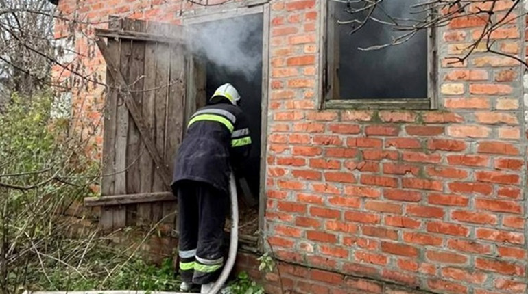 Пожежа у Петрівці — сміття загорілося в покинутій оселі: рятувальники закликають до пильності