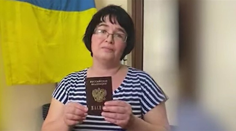 Жителька Ізмаїла порвала свій російський паспорт на знак протесту. ВІДЕО