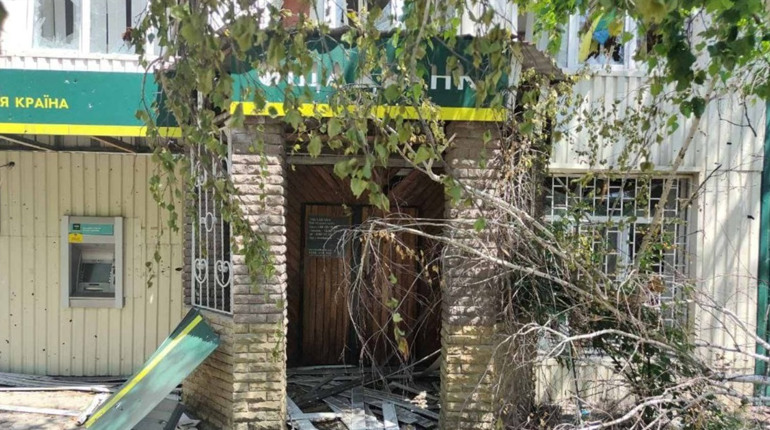 Відділення Ощадбанку у Кураховому продовжують працювати попри обстріли