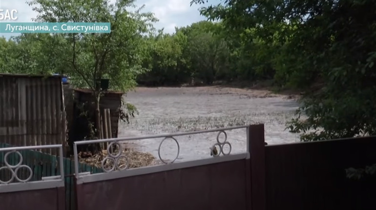 Велика вода на Сватівщині: наслідки півгодинної зливи у Свистунівці та у місті — фото і відео