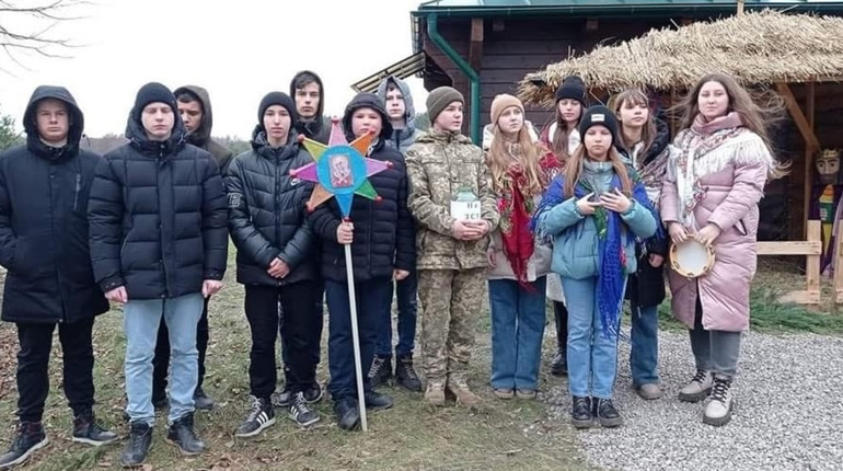 Молодь Кременеччини наколядувала понад 60 тисяч гривень на ЗСУ