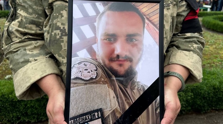 Назавжди 25: Нетішинська громада попрощалася з Героєм Анатолієм Андрощуком