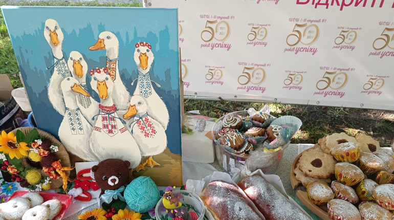 Скільки коштів зібрав колектив школи №1 з благодійного ярмарку на підтримку ЗСУ