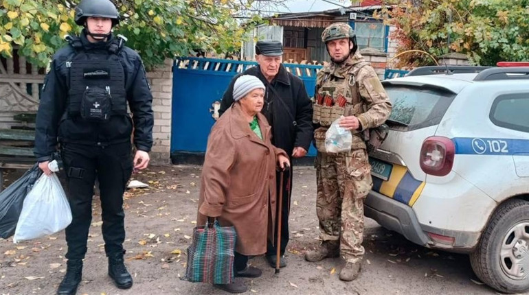 Активність евакуації посилюється: поліцейські вивозять людей з найнебезпечніших територій Купʼянщини