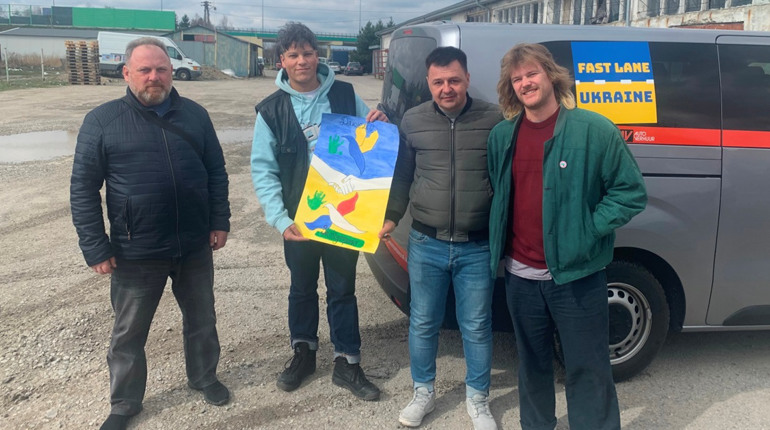 Волонтери у Вараші передали резервуари для питної води закладам освіти