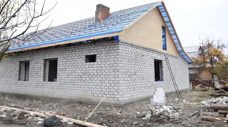 В Черкаському районі відновлюють будинки, що постраждали від ракетного удару