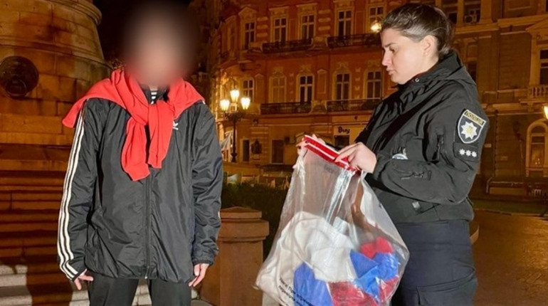 В Одесі жінка намагалась закріпити російський прапор на Європейській площі: перехожі завадили
