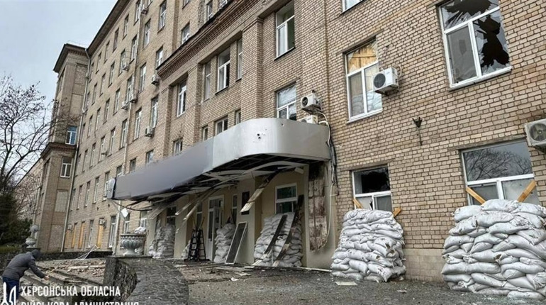 Вночі ворог атакував херсонську лікарню імені Лучанського та будівлю «Укрпошти»