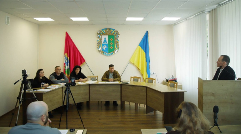 На сесії Кіцманської міської ради проголосували за звільнення гендиректора лікарні В.Хромюка