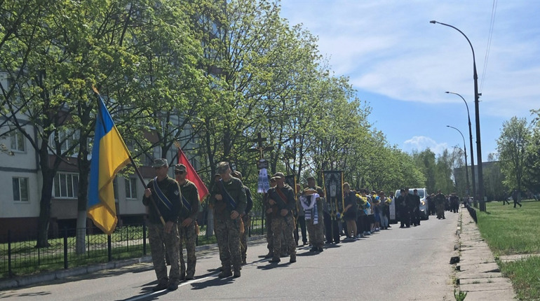 Зупинилося серце воїна: у Нетішині попрощалися з молодим Героєм Іваном Пасічником