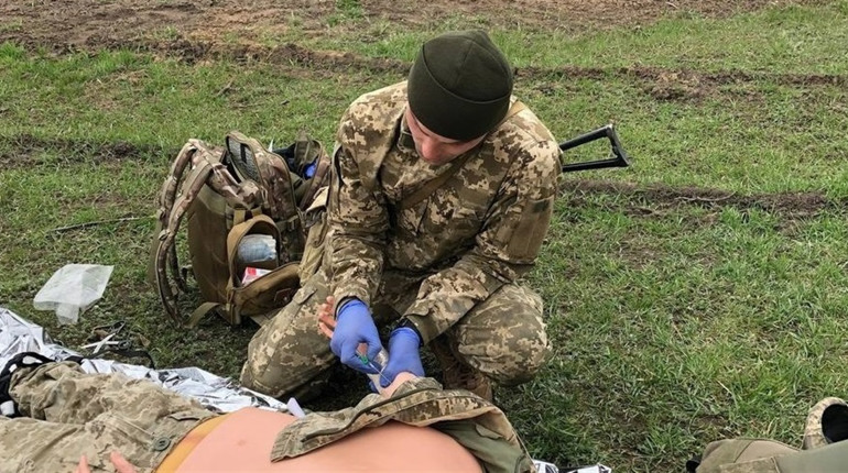 Рятувати життя на лінії вогню: інтерв’ю з бойовим медиком з Первомайська В’ячеславом Зеленським