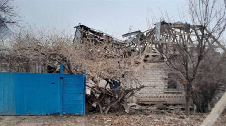 Армія рф на Херсонщині завдала ударів по житловим будинкам, приватним автівкам, АЗС