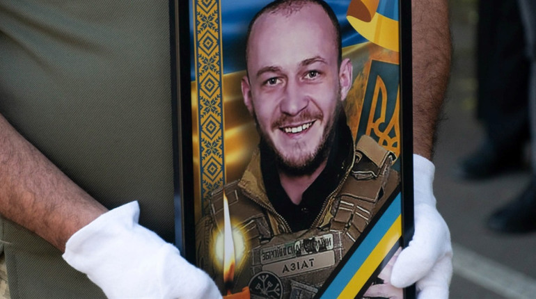 На війні був з перших днів: 31-річного розвідника Віктора Кущика з Нетішина поховали в Ужгороді